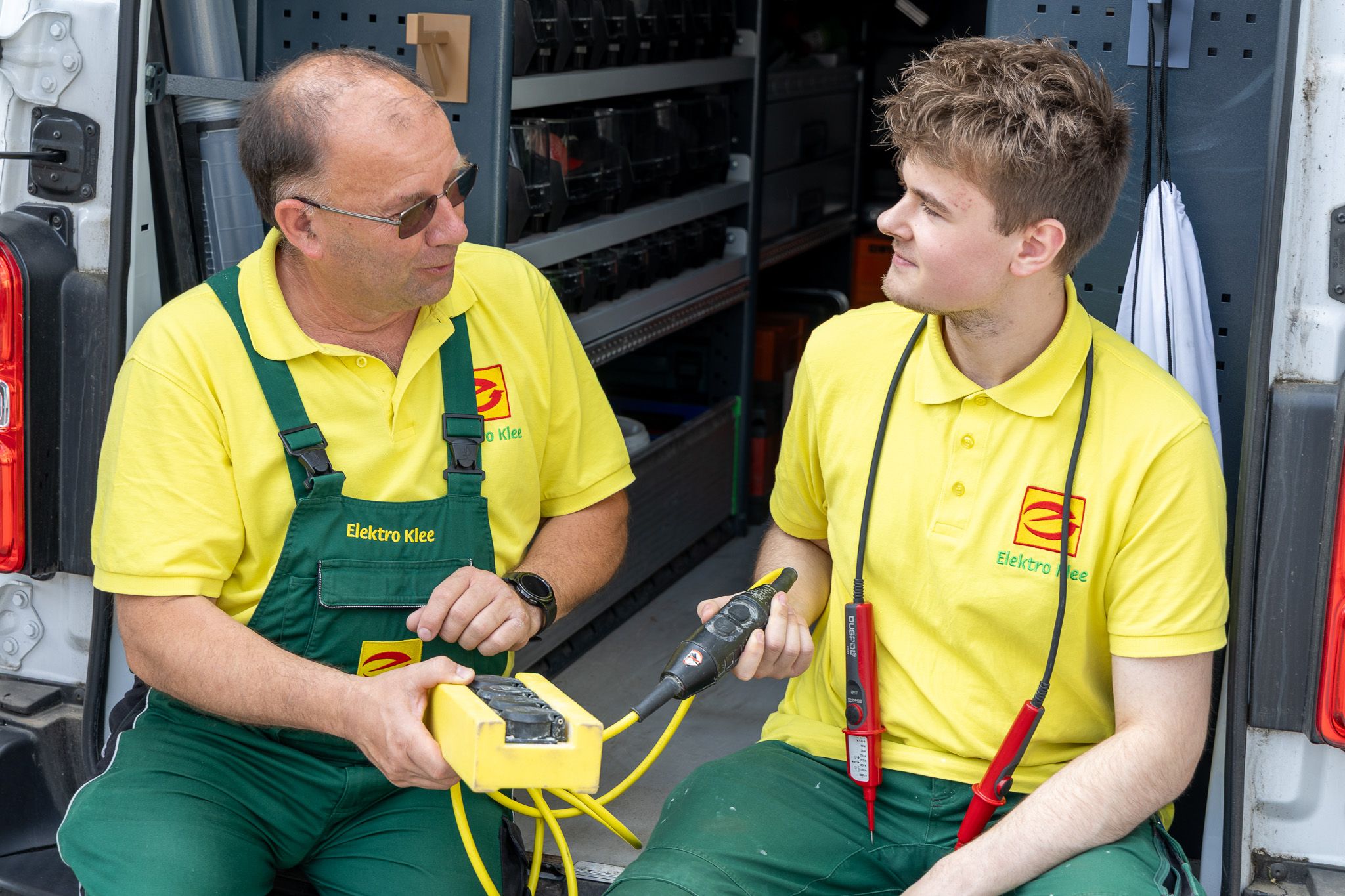 Elektro Klee Kundendienst prüft Messtechnik am Servicefahrzeug